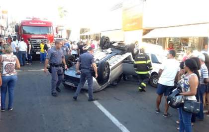 Diretora do SRCTV capota carro e paralisa trânsito no centro de Andradina