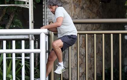 Ao pular o portão da casa, pedreiro desequilibra, bate a cabeça e morre
