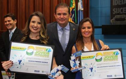 Deputado Eduardo Rocha homenageia jovens empreendedoras