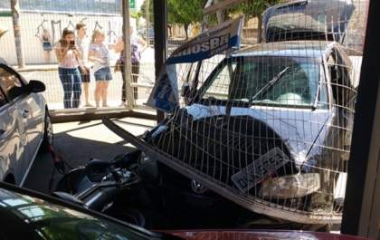 Carro invade loja de veículos após colisão