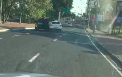 Tromba-tromba: motoristas brigam com carros em avenida