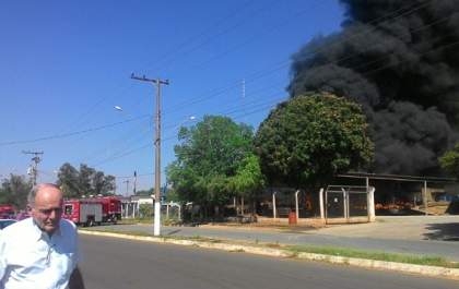 Pessoas passam mal ao inalar fumaça de incêndio