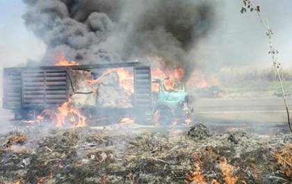 Caminhão pega fogo na SP-294 e bombeiros utilizam aproximadamente 25 mil litros de água para conter chamas