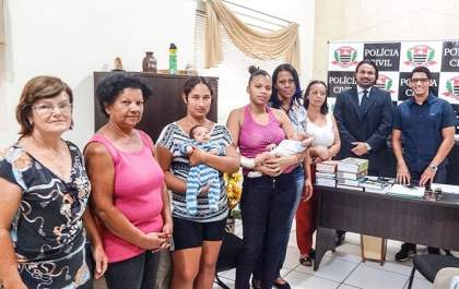 Mães que tiveram filhos recém-nascidos trocados em Panorama recebem crianças com comoção