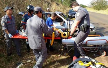 Carro capota na vicinal de Castilho: Três pessoas ficaram feridas