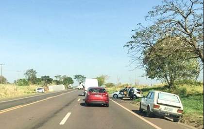 Caminhão carregado com portas e janelas tomba na SP-294 próximo a Santa Mercedes