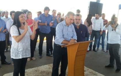 Em Água Clara, governador inaugura pavimentação asfáltica e autoriza construção de pontes de concreto