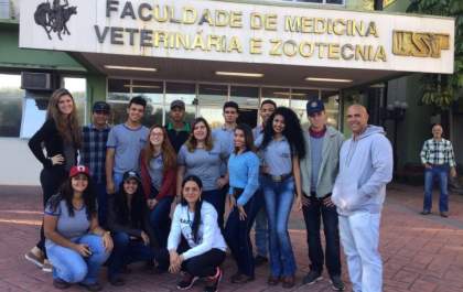 Alunos da Etec conhecem pela primeira vez uma faculdade da USP