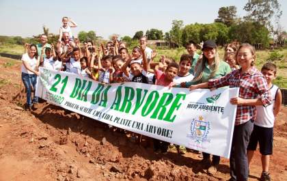 Com alunos, Tamiko faz plantio de mudas em comemoração ao Dia da Árvore