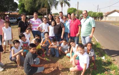 Prefeita Fátima participa do plantio de árvore com alunos do colégio Youssef