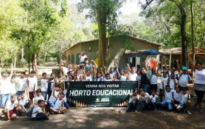 Na semana do Dia da Árvore alunos aprendem na prática com atividades no Horto Educacional