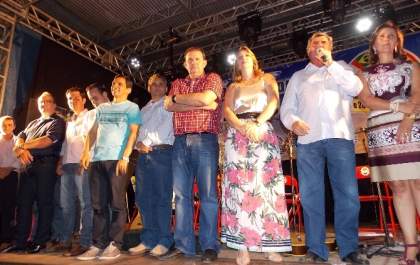 Eduardo Rocha prestigia programação de aniversário de Aparecida do Taboado