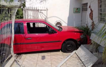 Mulher de 79 anos perde controle de veiculo e invade clínica