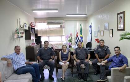 Tamiko recebe visita do novo comandante da 1ª Cia. de Policiamento do Interior