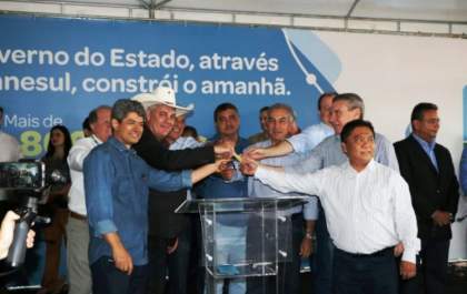 Governador de MS assina ordem de serviço e destina máquinas para Sanesul de Três Lagoas