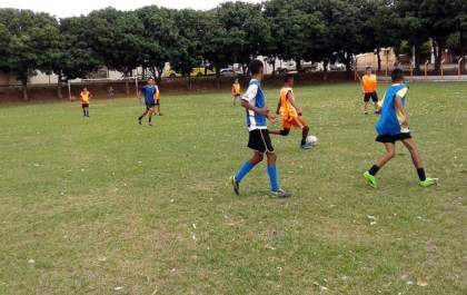 Governo de Andradina abre mais uma escolinha de futebol na Vila Mineira