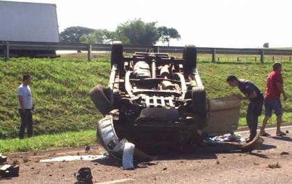 Empresário de 62 anos capota caminhonete em rodovia
