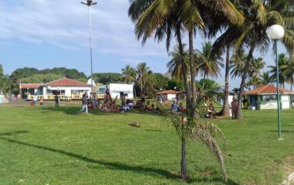 Carro ficou sem estacionamento hoje na Praia de Pereira Barreto