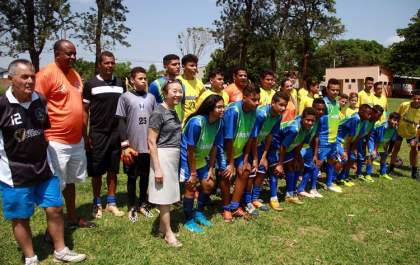 Tamiko saúda crianças da nova escolinha de futebol do Governo de Andradina
