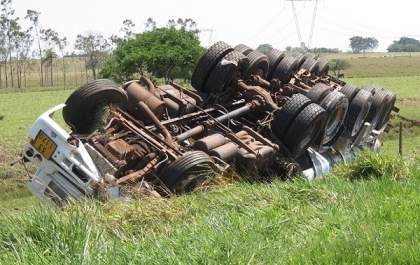 Caminhão tanque carregado com 35 mil litros de etanol tomba na SP-563 em Dracena