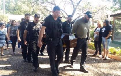 Corpo de policial civil é enterrado com homenagens