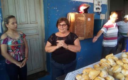 Fátima Nascimento toma café com funcionários no setor de Obras