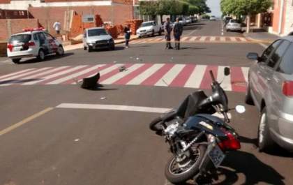 Acidente entre carro e motocicleta deixa duas vítimas no centro de Junqueirópolis
