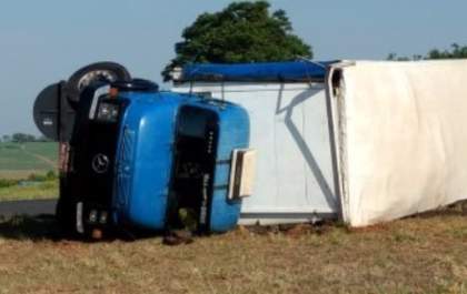Caminhão tomba ao fazer rotatória na Euclides da Cunha