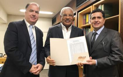 Itesp entrega primeiro registro de Reurb-S do Bairro Planalto, em Andradina, ao vice-presidente da Arisp