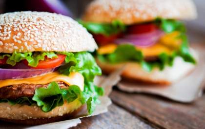Big Mart lança linha de hamburger gourmet e faz degustação neste sábado