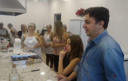 Alunas do curso de Gastronomia em Mel iniciam preparo de receitas
