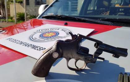 Rapaz de 20 anos vai ao velório de avó armado e acaba preso