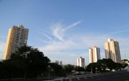 Quinta-feira de feriado amanhece com céu aberto e previsão é de chuva
