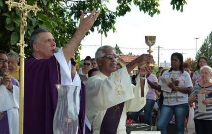 Celebrações do Dia de Finados começam com missa em frente ao cemitério de Três Lagoas