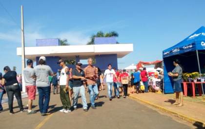 Vendedores ambulantes aproveitam movimento no cemitério para garantir renda extra