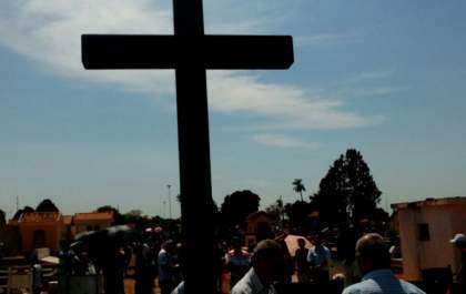 Três-lagoenses acendem velas e rezam no Santo Cruzeiro por todos os mortos