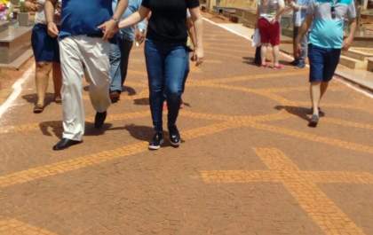 Senadora Simone Tebet visita o túmulo do pai no Cemitério Santo Antônio