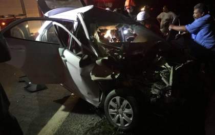 Vendedor resgatado de carro em chamas após grave colisão na traseira de caminhão