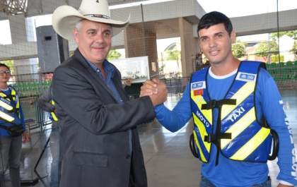 Mototaxistas de Três Lagoas ganham novos coletes de identificação
