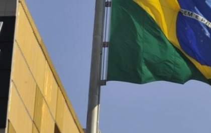Indicadores da indústria têm recuo, mas CNI diz que queda estancou