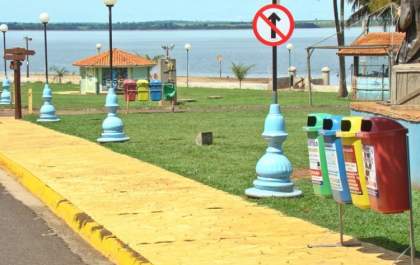 Prefeitura investe em coleta seletiva de lixo na praia Pôr do Sol