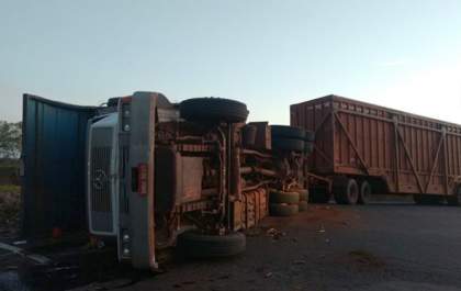 Caminhão carregado com cana-de-açúcar tomba em alça do trevo da SP-294 em Junqueirópolis