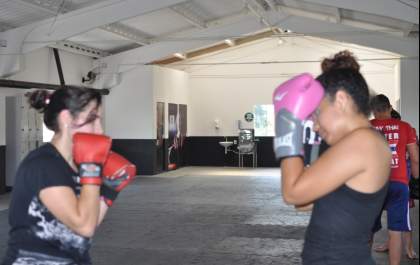 Em busca do corpo perfeito mulheres apostam no Muay Thai em Três Lagoas