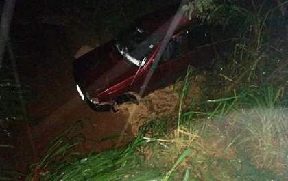 Carro capota e cai de ribanceira com 4 pessoas na Vicinal Alcides Canola próximo a penitenciária de Junqueirópolis