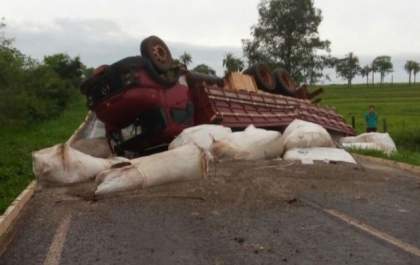 Caminhão com calcário tomba e bloqueia rodovia MS-147