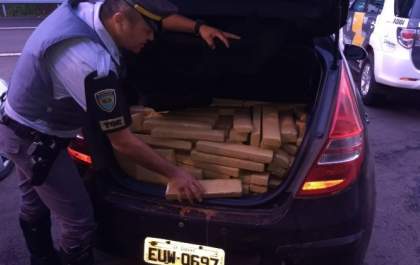 Mecânico de 38 anos é preso transportando carga de maconha em carro