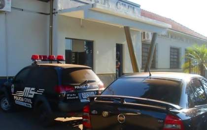 Bandido tenta estrangular jovem durante assalto que morde braço de ladrão