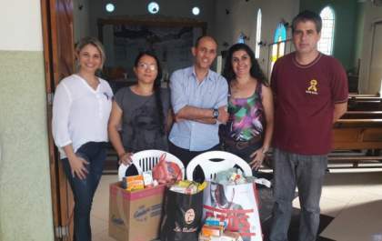 Igreja católica faz entrega de medicamentos para a Secretaria de Saúde