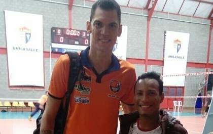 Gigante dentro e fora das quadras, três-lagoense brilha no voleibol brasileiro