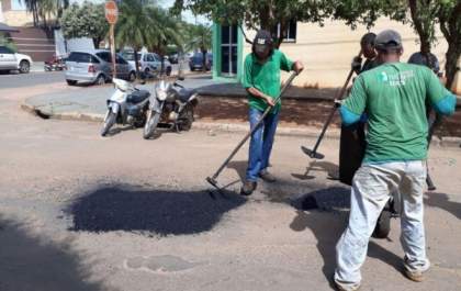 Reparos a danos causados pela chuva são realizados em diversos bairros